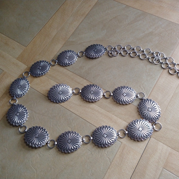 XL 16/18 Silver Metal Concho Adjustable Belt - Picture 2 of 6